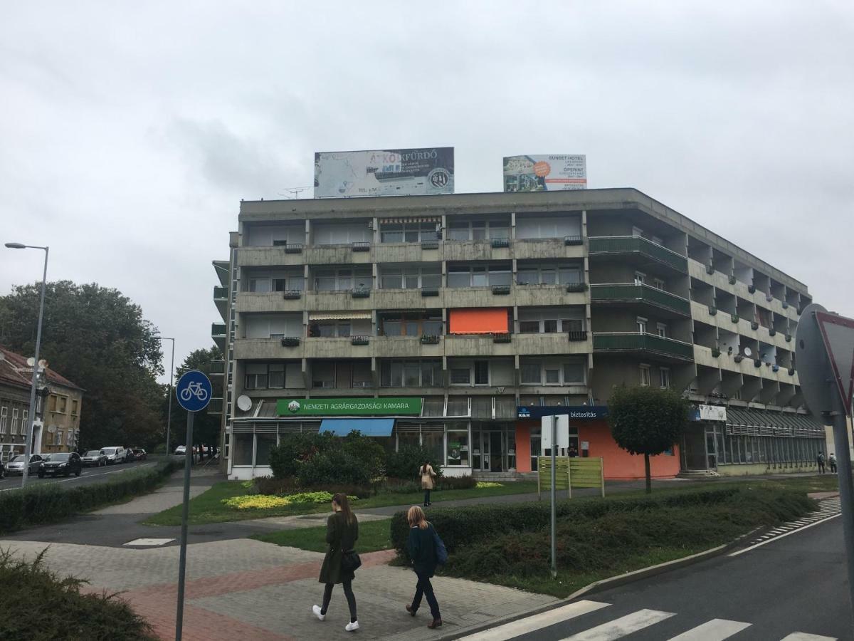 Szelestey Utcai Apartman 솜버트헤이 외부 사진